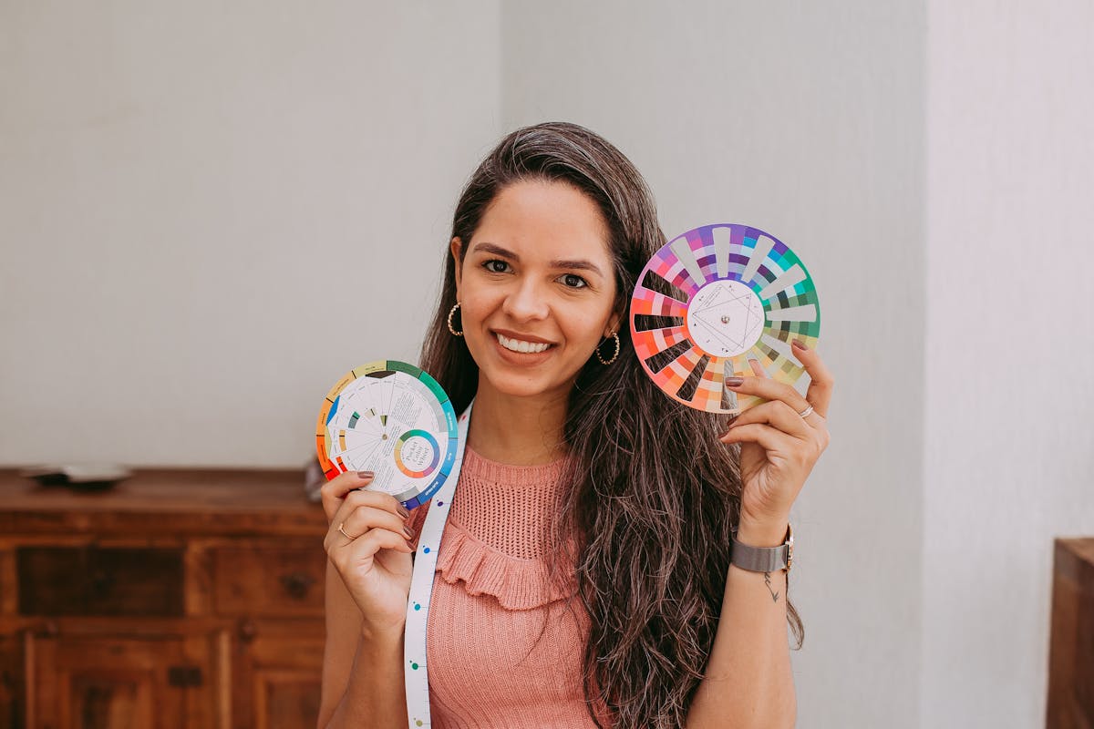 Donna sorridente che tiene un ventaglio di campioni di colore su una tavolozza
