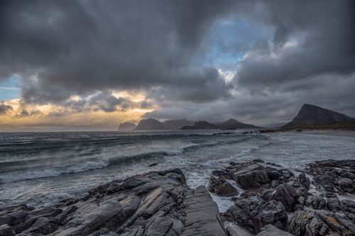Free Stormy seas and rugged coastline in Lofoten, showcasing Norway's dramatic natural beauty. Stock Photo