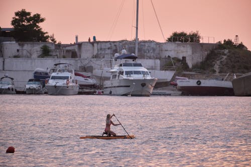 Foto d'estoc gratuïta de a l'aire lliure, aventura, barques