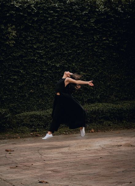 Dancer mid-leap by Santiago Sauceda González on Pexels