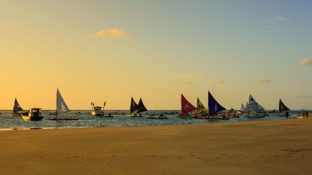 Jangadas coloridas ancoradas em Porto de Galinhas ao pôr do sol
