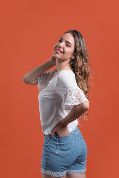 Fotos de stock gratuitas de bonita, Camisa blanca, mano en el bolsillo