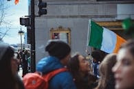 在芝加哥，人们挥舞着爱尔兰国旗，沉浸在节日气氛中庆祝圣帕特里克节