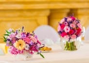 桌上放着一束柔和美丽的鲜花，非常适合婚礼或浪漫场合