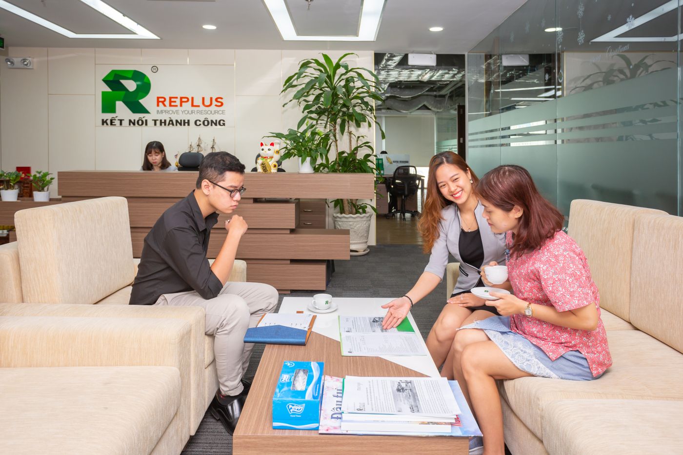 Consultor conversando con un equipo en una oficina