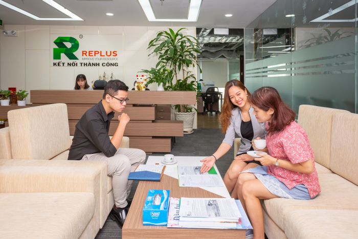 Consultant échangeant avec des clients