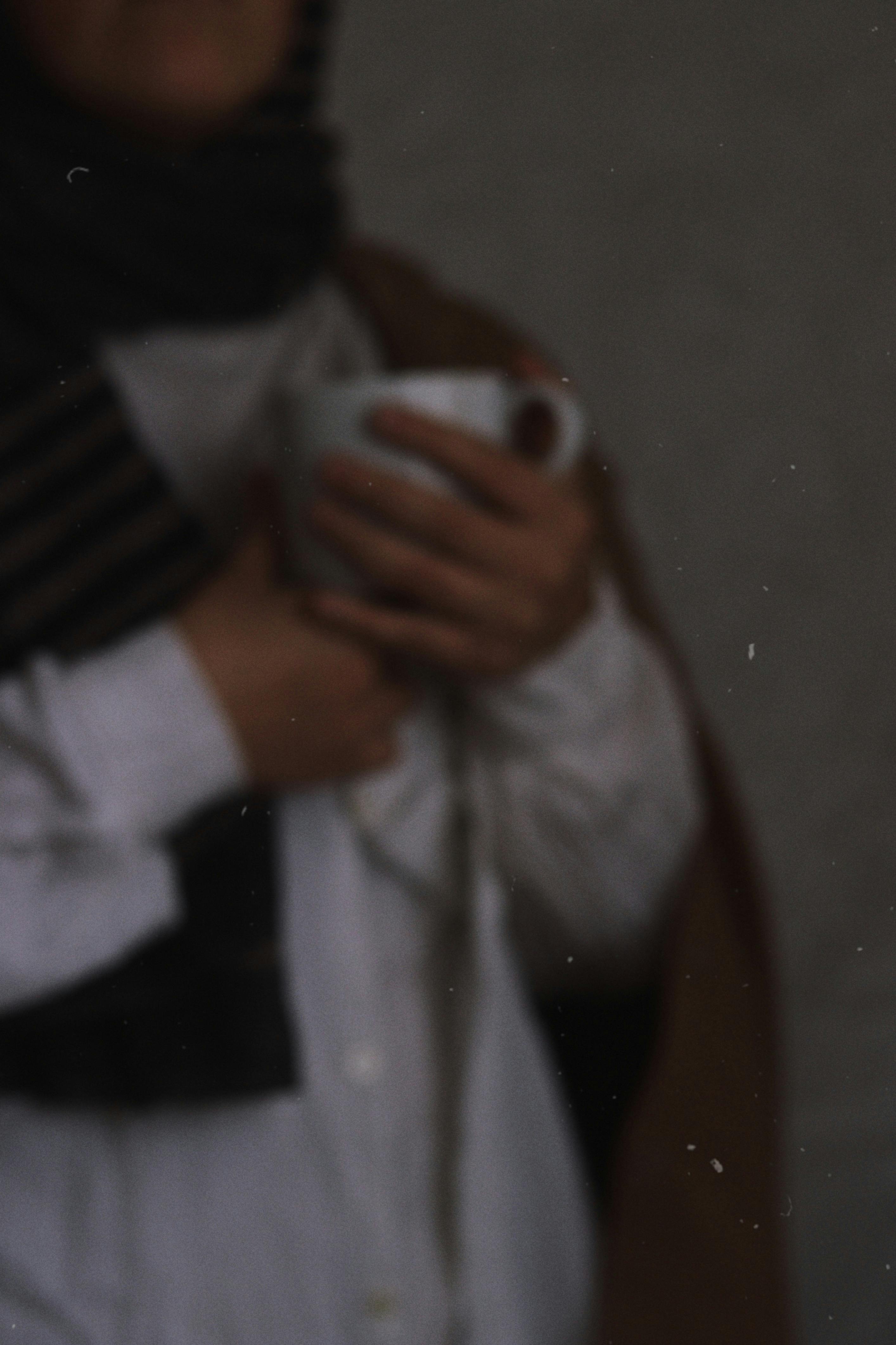 Miễn phí Ảnh Mờ Của Người Cầm Cốc Gốm Trắng  Ảnh lưu trữ