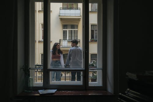 Základová fotografie zdarma na téma balkon, dvojice, kavkazská žena