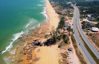 令人惊叹的马来西亚丁加楼瓜拉敦军海滩和沿海道路鸟瞰图