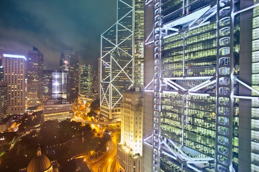 香港明亮的天际线景色令人惊叹，其中既有现代摩天大楼，也有繁华的城市街道