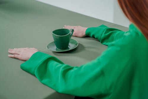 Бесплатное стоковое фото с блюдце, зеленые длинные рукава, зеленый наряд
