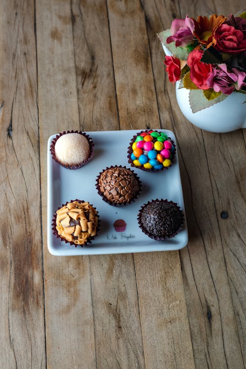 Free Close-Up Shot of Assorted Cupcakes on a White Plate Stock Photo
