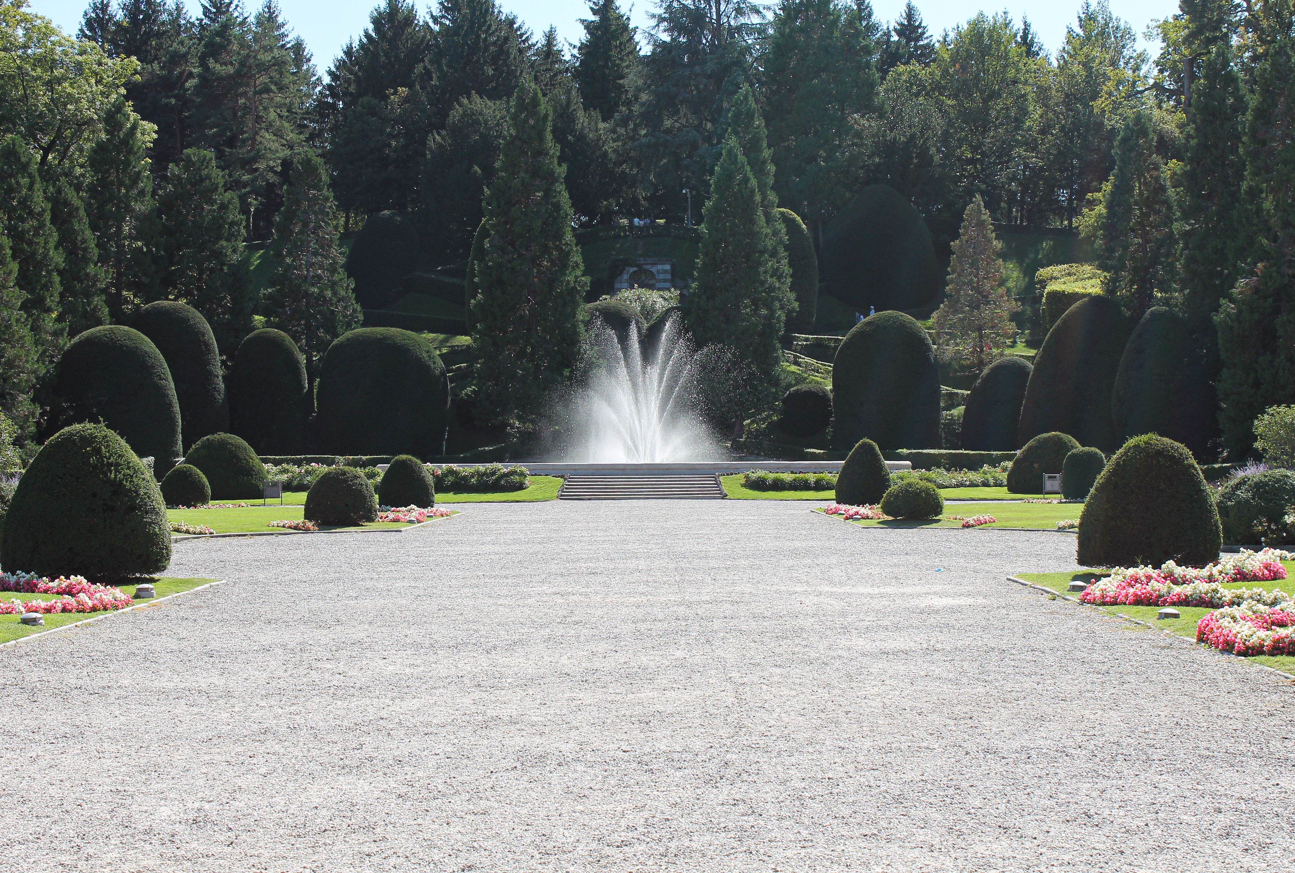 Schloss Linderhof mit Wasserfontäne