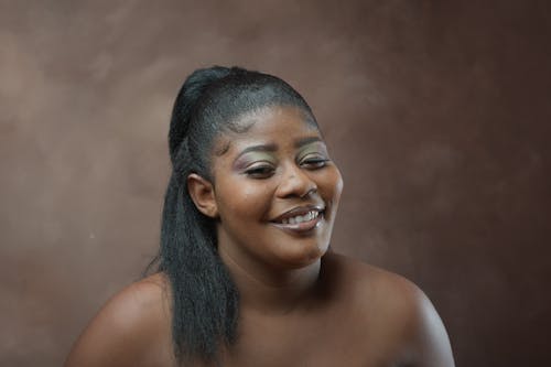 Безкоштовне стокове фото на тему «афро-американська жінка, без сорочки, макіяж»