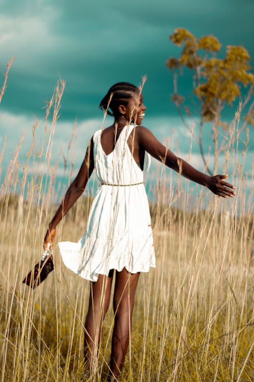 Безкоштовне стокове фото на тему «афро-американська жінка, біла сукня, вертикальні постріл»