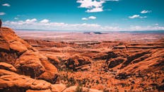 蔚蓝的天空下，红石沙漠峡谷的美丽景色展现了自然的地质构造