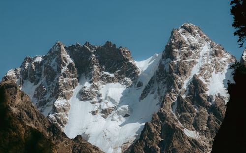 Free Majestic snow-covered mountain peaks showcasing winter beauty in North Ossetia, Russia. Stock Photo