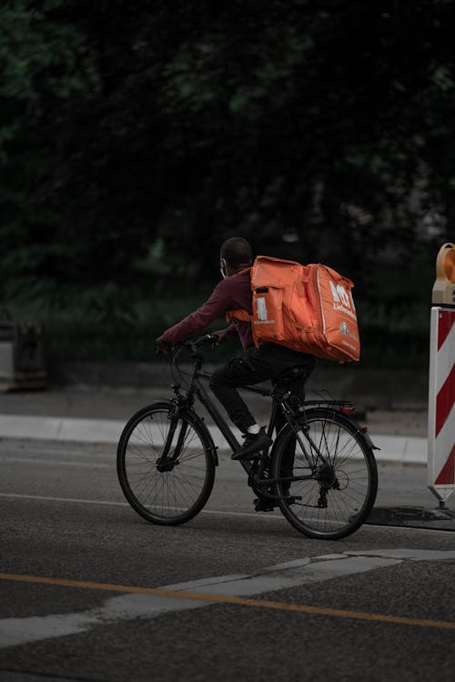 Foto d'estoc gratuïta de bici, bossa de lliurament, carrer