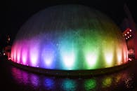 夜晚，香港九角的圆顶被充满活力的彩色灯光照亮