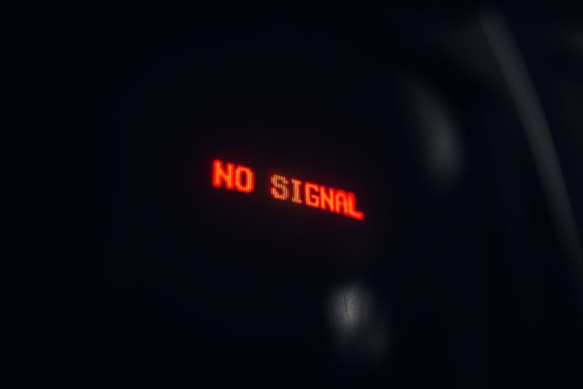 Red LED display reading No Signal in the dark
