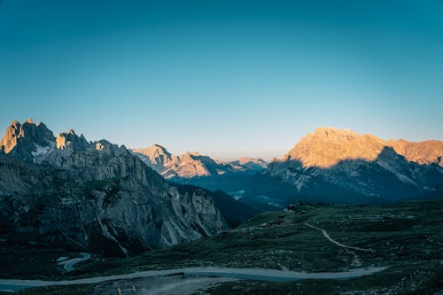 Immagine gratuita di alto adige, campo d'erba, catene montuose