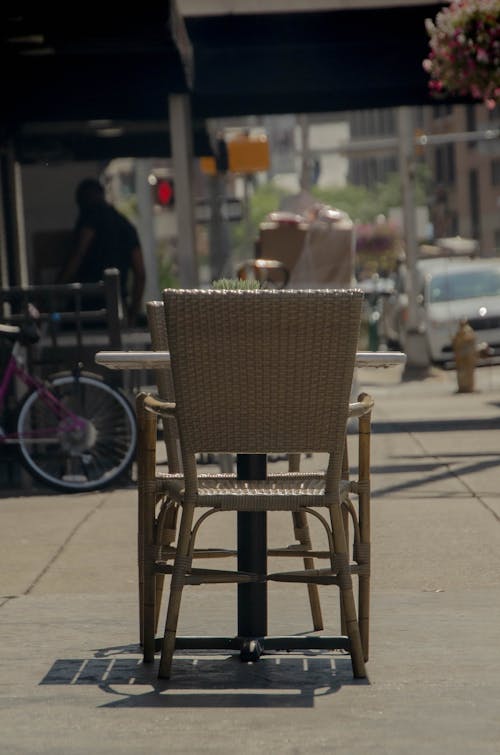Foto profissional grátis de cadeira, desocupado, mesa