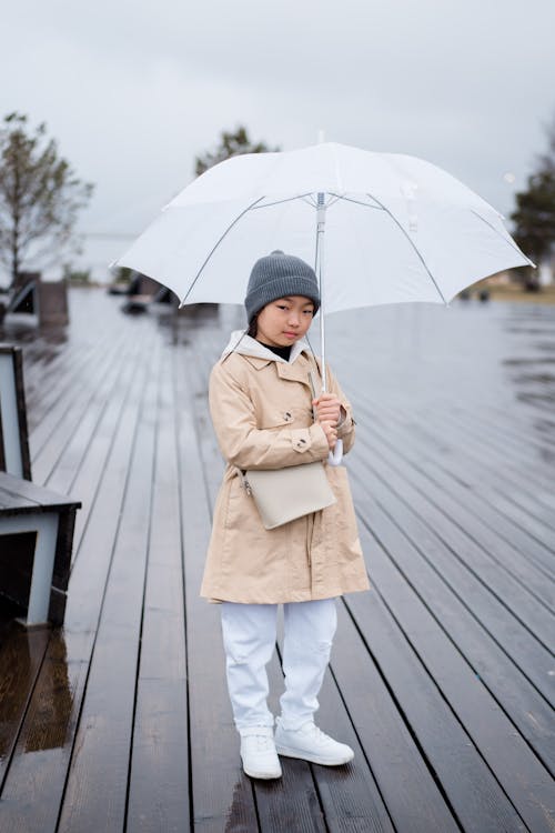 Foto profissional grátis de chuva, criança, de pé