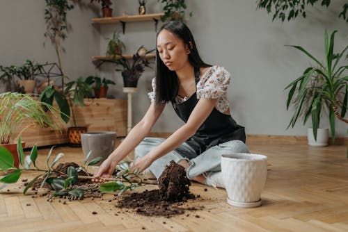 Gratis stockfoto met andere kant op kijken, Aziatische vrouw, beschermende werkkleding