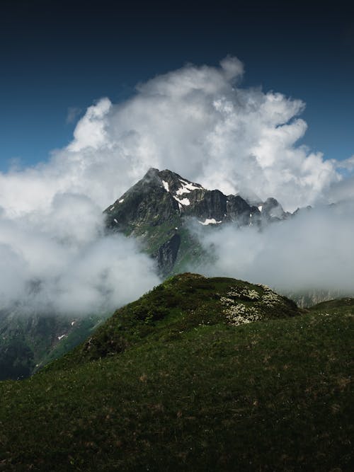 Gratis stockfoto met berg, blauwe lucht, gras
