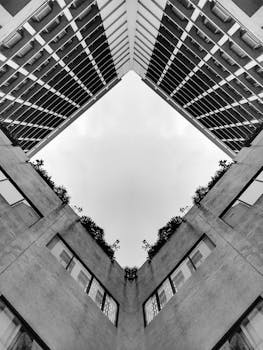 马来西亚八打灵再也当代摩天大楼的低角度视图令人惊叹