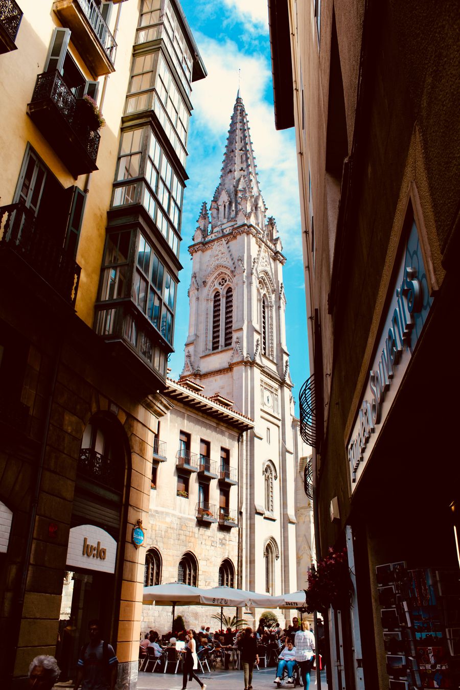 Străzile înguste din Casco Viejo, orașul vechi din Bilbao, Țara Bascilor