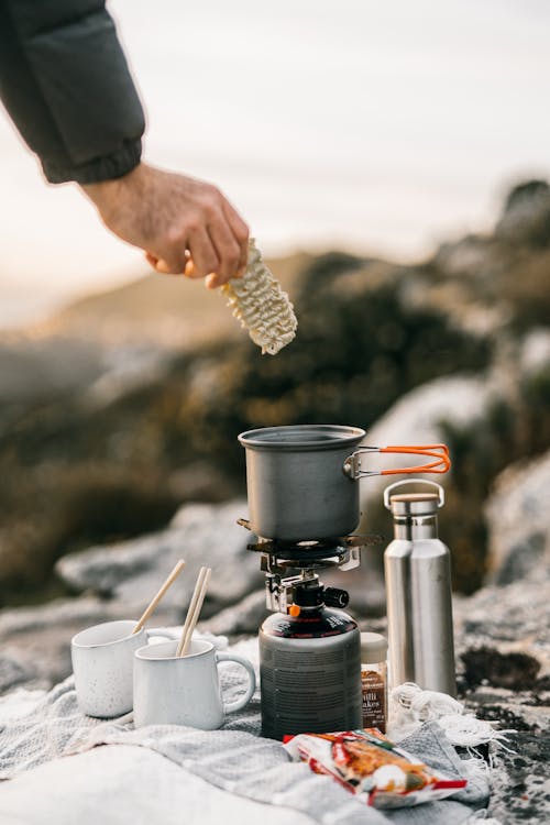 Foto profissional grátis de canecas, cozinha ao ar livre, estufa