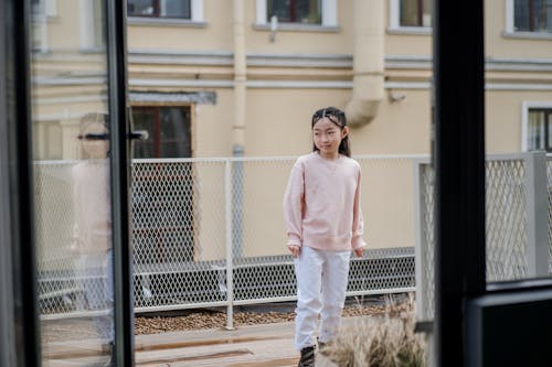 bezplatná Základová fotografie zdarma na téma asijské dítě, balkon, dítě Základová fotografie