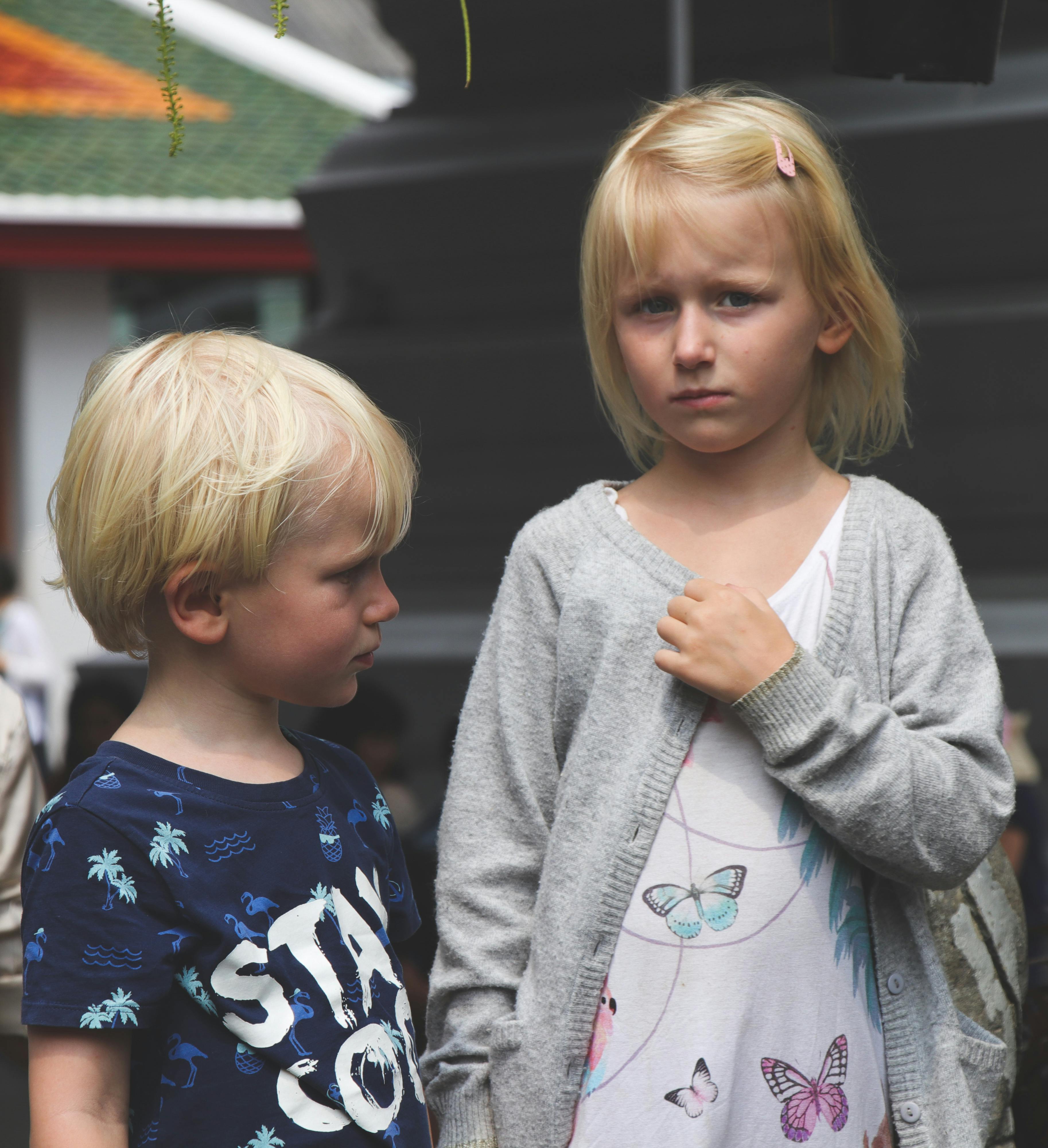 Junge Trägt Ein Blaues Und Weißes Stay Cool Print T Shirt Mit