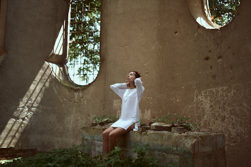 Foto d'estoc gratuïta de assegut, dona, edifici abandonat