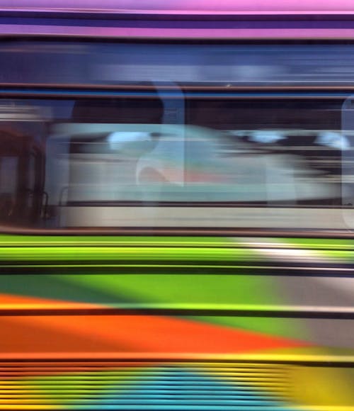 Gratis lagerfoto af bevægelse, farverig, offentlig transport