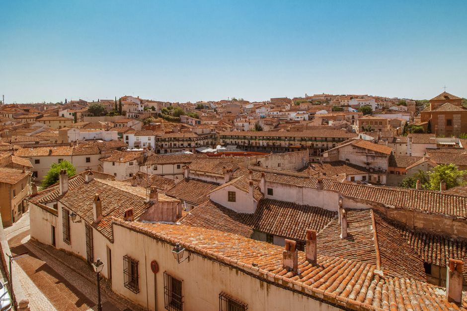 Descubre la encantadora vista del tejado de Chinchón, que muestra la arquitectura española tradicional bañada por la luz del verano.