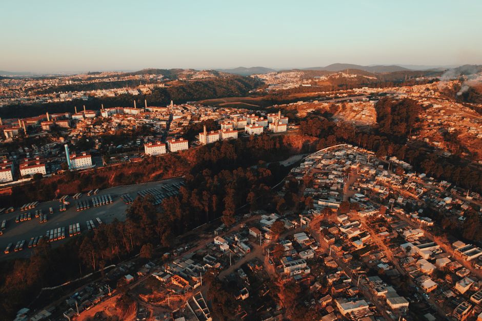 Como Criar um Jardim Vertical em Casa: Dicas Práticas e Sustentáveis 2 Stunning aerial view of Jardim Marilu, SP, Brazil at sunset, showcasing urban and natural landscapes.