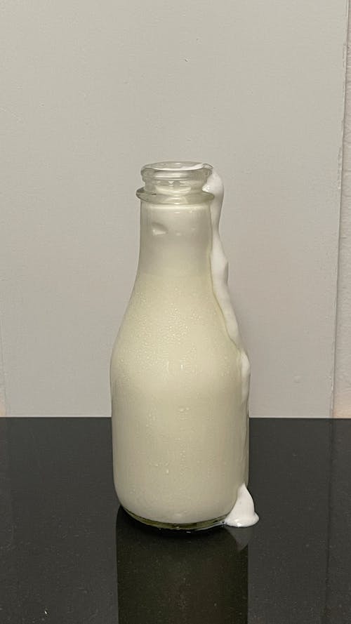 Photos gratuites de bouteille de lait, déversement de lait, la mousse de lait