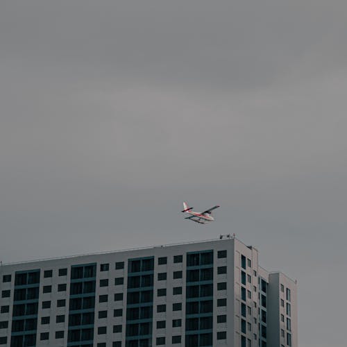 Foto profissional grátis de aeronáutica, aeronave, céu cinza