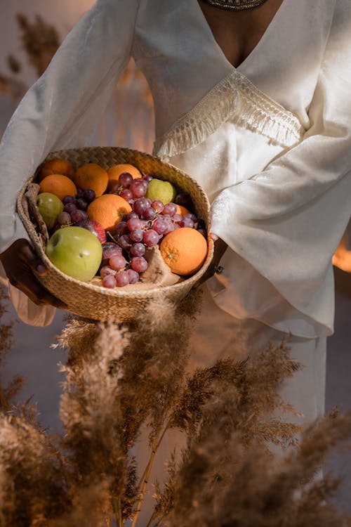 女人, 新鮮水果, 柳條製品 的 免费素材图片