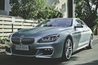 一辆时尚的宝马轿车停在芬兰哈米纳的户外，展示着豪华汽车的设计