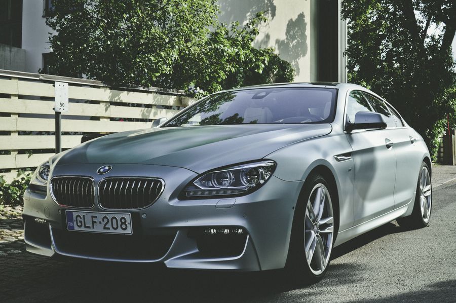 BMW Serie 3 sedán gris, ejemplo de coche para importar de Alemania en gama media
