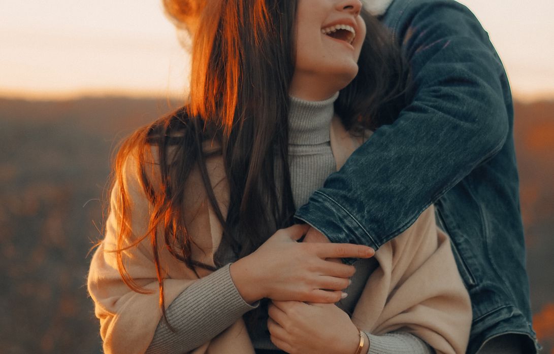 Online dating: starting a conversation on a niche platform