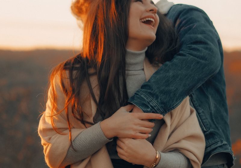 Online dating: starting a conversation on a niche platform