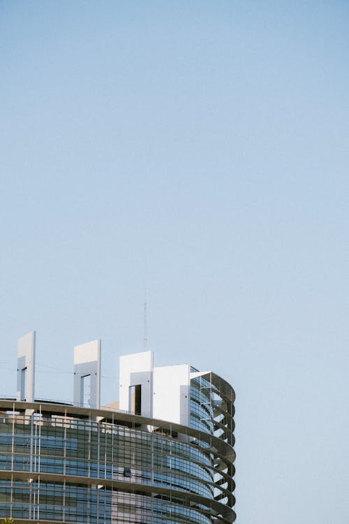 Immagine gratuita di cielo azzurro, edificio, edificio a molti piani