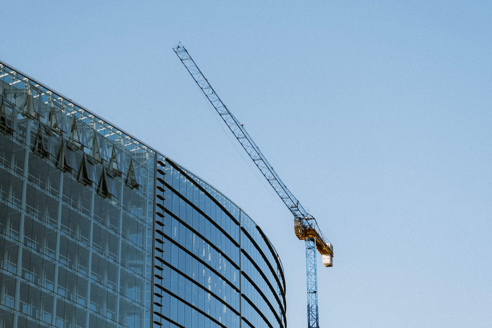 Gru da cantiere contro il cielo