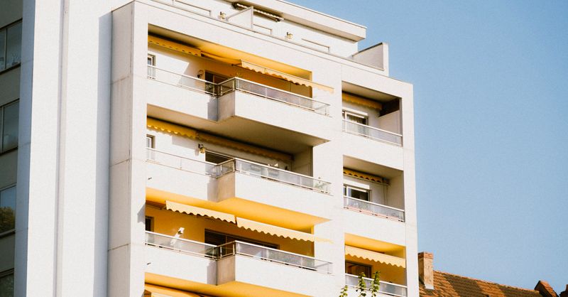 Vendre ou louer entre particuliers : sécuriser une transaction avec une enquête à La Rochelle