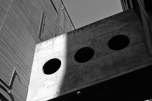 Fotografia In Scala Di Grigi Di Bordo Con Tre Fori Rotondi