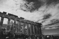 在希腊雅典的帕台农神庙，游客们聚集在壮观的云层下